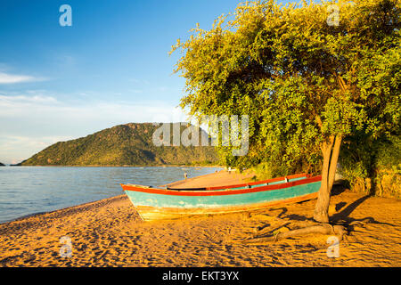 Ein Boot am Strand von Cape Maclear am Ufer des Lake Malawi, Malawi, Afrika. Stockfoto