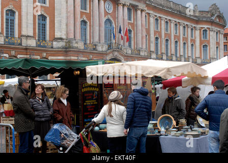 Markt von lokalen Produkten, Square, Place du Capitole, Toulouse, Midi-Pyrénées, Frankreich Stockfoto
