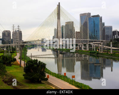 Die Octavio Frias de Oliveira Kabel gebliebene Hängebrücke, aka Ponte Estaiada in Sao Paulo, Brasilien. Stockfoto