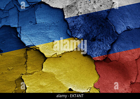 Flaggen der Ukraine und Russland auf rissige Wand gemalt Stockfoto