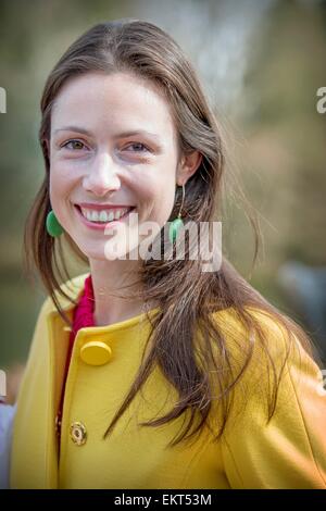 Kaatsheuvel, Niederlande. 13. April 2015. Prinzessin Viktoria de Bourbon de Parme Leergut Wishing gut zusammen mit Kindern aus Kinderboom Schule im Freizeitpark De Efteling in Kaatsheuvel, den Niederlanden, 13. April 2015. Besucher des Parks können die Wishing Well mit Münzen füllen und einen Wunsch. Jedes Jahr sind die Erlöse an Save the Children, einer Organisation zur Verfügung, die die Rechte des Kindes fördert. Prinzessin Viktoria wurde der Gönner von Save the Children. Foto: Patrick van Katwijk / POINT DE VUE OUT - NO WIRE SERVICE-/ Dpa/Alamy Live News Stockfoto