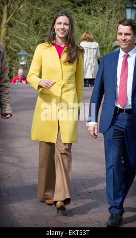 Kaatsheuvel, Niederlande. 13. April 2015. Prinzessin Viktoria de Bourbon de Parme Leergut Wishing gut zusammen mit Kindern aus Kinderboom Schule im Freizeitpark De Efteling in Kaatsheuvel, den Niederlanden, 13. April 2015. Besucher des Parks können die Wishing Well mit Münzen füllen und einen Wunsch. Jedes Jahr sind die Erlöse an Save the Children, einer Organisation zur Verfügung, die die Rechte des Kindes fördert. Prinzessin Viktoria wurde der Gönner von Save the Children. Foto: Patrick van Katwijk / POINT DE VUE OUT - NO WIRE SERVICE-/ Dpa/Alamy Live News Stockfoto