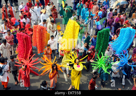 Dhaka, Bangladesch. 14. April 2015. Bangladesch beteiligen sich an einer Parade der Bengali New Year oder Pohela Boishakh in Dhaka, Bangladesch, 14. April 2015 feiern. Bangladeshi Leute feierten das Bengali neue Jahr landesweit am Dienstag. Bildnachweis: Shariful Islam/Xinhua/Alamy Live-Nachrichten Stockfoto