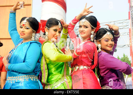 Dhaka, Bangladesch. 14. April 2015. Künstler posieren für Fotos während der Feier des Bengali New Year oder Pohela Boishakh in Dhaka, Bangladesch, 14. April 2015. Bangladeshi Leute feierten das Bengali neue Jahr landesweit am Dienstag. Bildnachweis: Shariful Islam/Xinhua/Alamy Live-Nachrichten Stockfoto