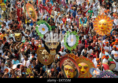 Dhaka, Bangladesch. 14. April 2015. Bangladesch beteiligen sich an einer Kundgebung der Bengali New Year oder Pohela Boishakh in Dhaka, Bangladesch, 14. April 2015 feiern. Bangladeshi Leute feierten das Bengali neue Jahr landesweit am Dienstag. Bildnachweis: Shariful Islam/Xinhua/Alamy Live-Nachrichten Stockfoto