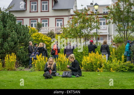 Frau im Garten genießen Sie die jährliche Ende Sommer Festival-Kultur-Festival (Menningarnott), Reykjavik, Island Stockfoto