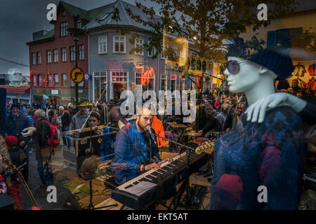 Band spielt in einem Store-Masse auf, jährlich Ende Sommer Festival - Kulturfestival (menningarnott), Reykjavik, Island Stockfoto