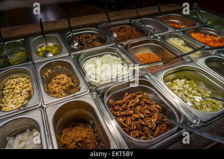 Salatbuffet beim Abendessen vom Buffet im Hotel Smyrlabjorg, Island Stockfoto