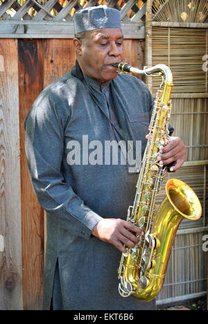 Muslimischen Musiker bläst sein Saxophon außerhalb. Stockfoto