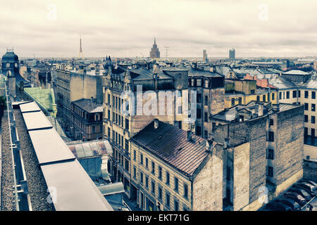 Der Blick von der Dächer und Türme von Riga an einem bewölkten Frühlingstag. Lettland Stockfoto
