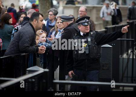 Diplomatischer Schutz Polizist Interaktion mit Touristen vor den Toren der Downing Street, der Premierminister Adresse in Westminster London. Stockfoto