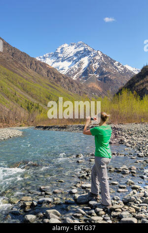 Alaska, Scenic, Frau, Smartphone Stockfoto