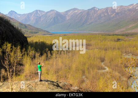 Alaska, Scenic, Frau, Smartphone Stockfoto