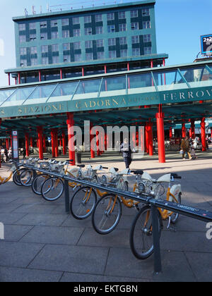 Piazza Cadorna quadratisch, Bike-sharing, Mailand, Lombardei, Italien, EuropeMilan, Lombardei, Italien, Europa Stockfoto