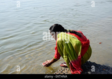 Indisch-hinduistischen Frau verehren Narbada Shiva River Festival mit Flusswasser in hohlen Händen Madhya Pradesh, Indien Stockfoto