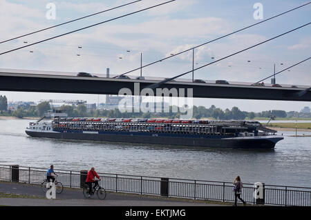 Frachter "Tossa" von Zwijndrecht, Niederlande, Autotransporter auf dem Rhein, Düsseldorf, Nordrhein-Westfalen, Deutschland Stockfoto