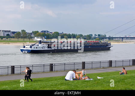 Frachter "Tossa" von Zwijndrecht, Niederlande, Autotransporter auf dem Rhein, Düsseldorf, Nordrhein-Westfalen, Deutschland Stockfoto