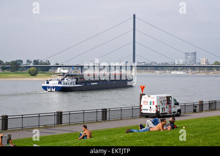 Frachter "Tossa" von Zwijndrecht, Niederlande, Autotransporter auf dem Rhein, Düsseldorf, Nordrhein-Westfalen, Deutschland Stockfoto