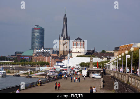 Rheinwerft, Riverfront Promenade am Rhein, Schloßturm und St. Lambertus Kirche, Düsseldorf, Nordrhein-Westfalen, Deutschland Stockfoto