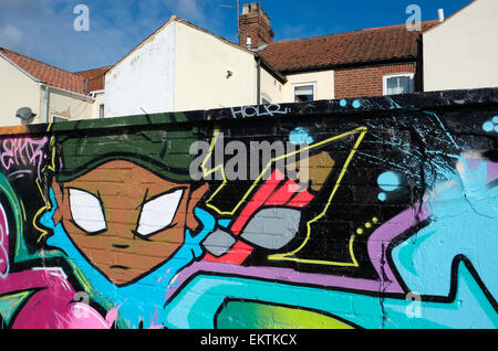 Graffiti an der Wand, Rückseite Reihenhäuser, Norwich, Norfolk, england Stockfoto