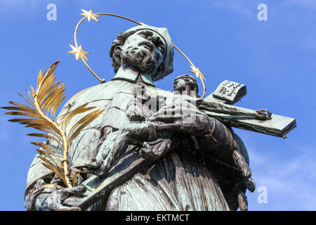 Statue des Johannes von Nepomuk Karlsbrücke Prag. Tschechische Republik. Stockfoto