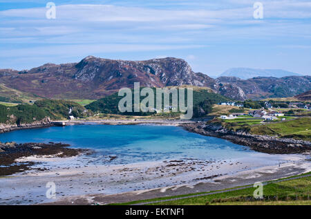 Scourie Bay bei Ebbe, Creag ein ' Bhadaidh Daraich steigt hinter Scourie Dorf auf der rechten Seite, Arkle, die in der Ferne sichtbar. Stockfoto