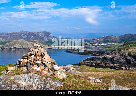 Scourie Bay aus der letzten Landzunge Scouriemore, Creag ein ' Bhadaidh Daraich oben links, Ben Stack am Horizont, Sutherland Stockfoto