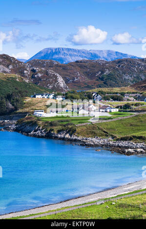 Arkle, steigt hinter Scourie Dorf, Sutherland, Wohnmobilstellplatz im Vordergrund, die mit Blick auf die Bucht bei Flut, Sommer Scotland UK Stockfoto