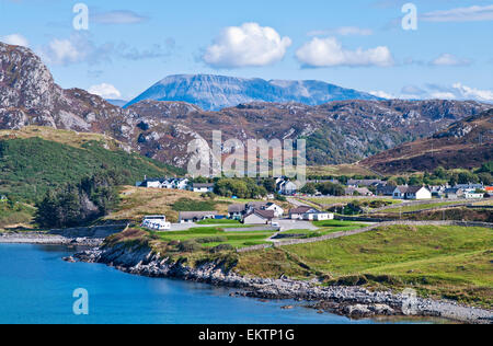 Arkle, steigt hinter Scourie Dorf, Sutherland, Wohnmobilstellplatz im Vordergrund, die mit Blick auf die Bucht bei Flut, Sommer Scotland UK Stockfoto