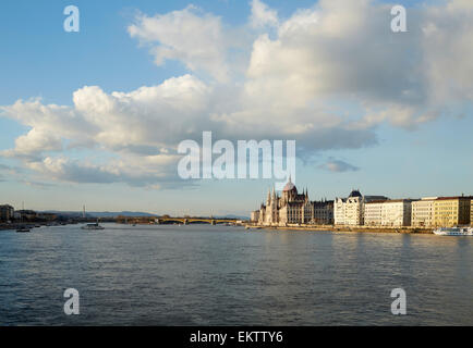 Budapester Parlamentsgebäude gesehen von der Kettenbrücke Stockfoto