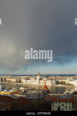 Parlamentsgebäude betrachtet von der Budaseite der Donau. Stockfoto