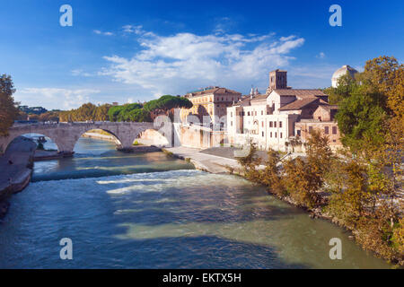 Tiberinsel und Pons Cestius Brücke in Rom, Italien Stockfoto