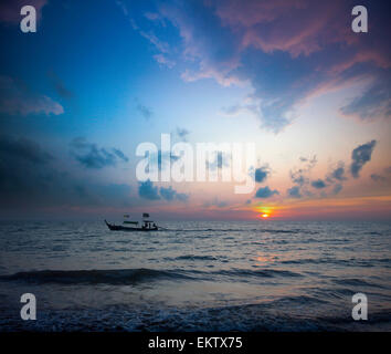 Longtail-Boote und den Sonnenuntergang. Khao Lak, Thailand. Stockfoto