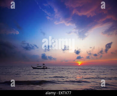 Longtail-Boote und den Sonnenuntergang. Khao Lak, Thailand. Stockfoto