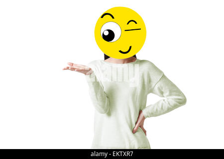 Junge Frau mit einem zwinkernde Smiley-Gesicht vor ihr Gesicht Stockfoto