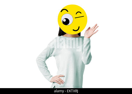 Junge Frau mit einem zwinkernde Smiley-Gesicht vor ihr Gesicht Stockfoto