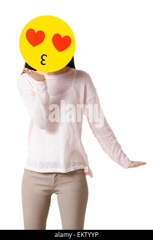 Junge Frau mit einem romantischen Emoticon Gesicht vor ihr Gesicht Stockfoto