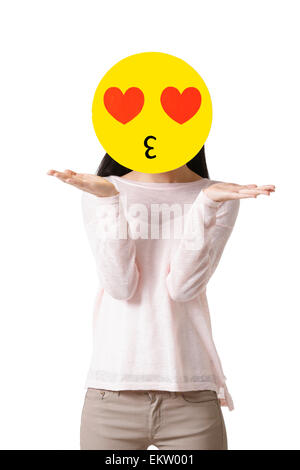 Junge Frau mit einem romantischen Emoticon Gesicht vor ihr Gesicht Stockfoto