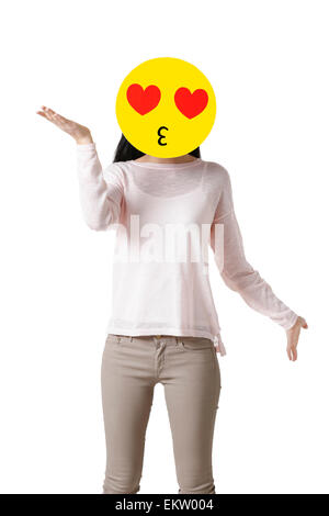 Junge Frau mit einem romantischen Emoticon Gesicht vor ihr Gesicht Stockfoto