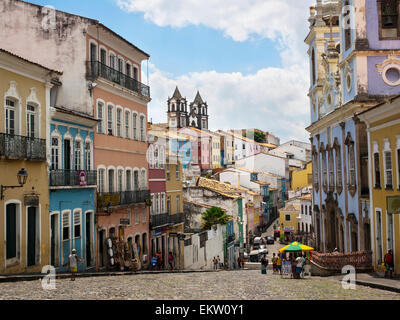 Blick auf bunte Kolonialbauten in dem historischen Stadtteil Pelourinho in Salvador, Bahia, Brasilien. Stockfoto