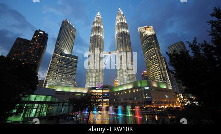 Die berühmten Petronas Twin Towers bei Nacht in Kuala Lumpur, Malaysia. Stockfoto