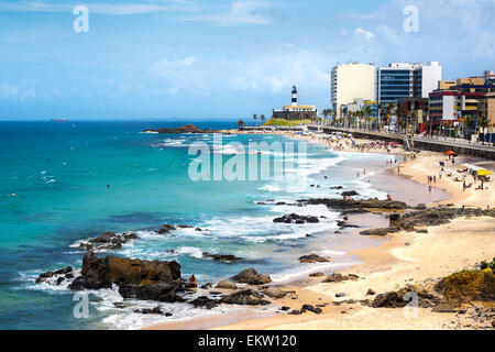 Barra Strand und Leuchtturm Farol da Barra in Salvador da Bahia, Brasilien. Stockfoto