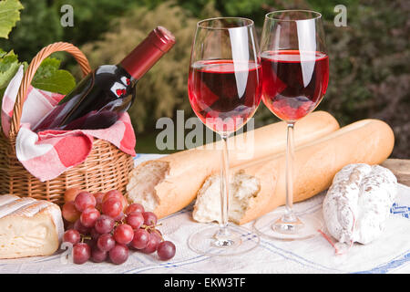 Romantisches Ambiente mit Wein und Käse für zwei Stockfoto