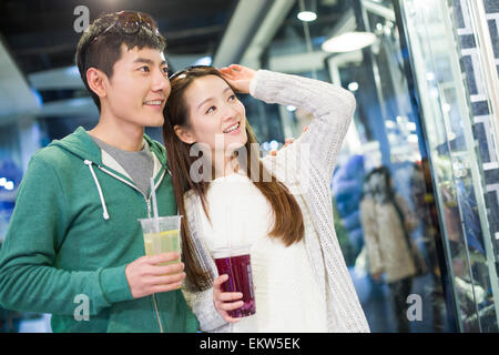 Junge Paare, die im Einkaufszentrum Stockfoto