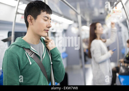 Müde Mann in u-Bahn Stockfoto