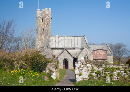 St. Michael und alle Engel Bosherston Pembrokeshire West Wales UK Kirche außen im Frühling mit Narzissen im Vordergrund Stockfoto