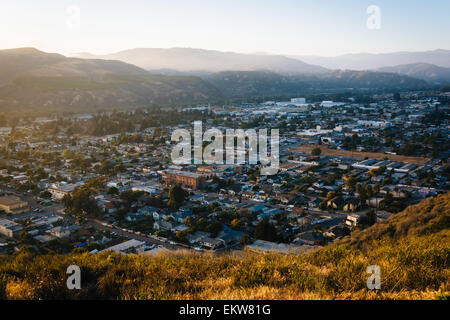 Abends Blick auf Ventura und fernen Berge von Grant Park, in Ventura, Kalifornien. Stockfoto