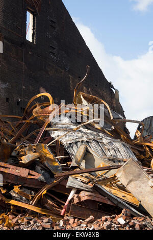 Feuer beschädigte Gebäude mit Außenwand stehen bleiben und brach Dach mit Trägern und Schutt stapelten sich ehemalige El Shaddai ich Stockfoto