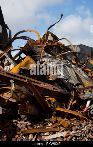 Feuer beschädigte Gebäude mit Metall Träger und Schutt stapelten sich ehemalige El Shaddai internationalen christlichen Zentrum Cardiff Wales UK Stockfoto