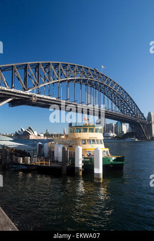 Milsons Point oder Luna Park Wharf mit Fähre will abgehen mit Harbour Bridge im Hintergrund Sydney NSW Australia Stockfoto